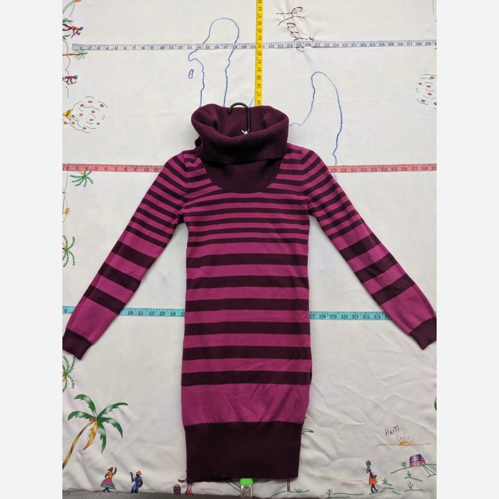 Women's Small Derek Heart Long Arcylic Sweater
